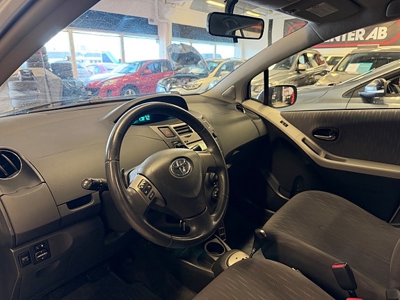 Toyota Yaris 11 of 24