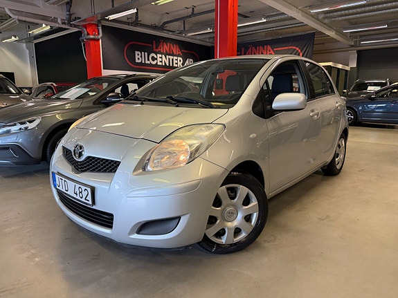 Toyota Yaris 2 of 24