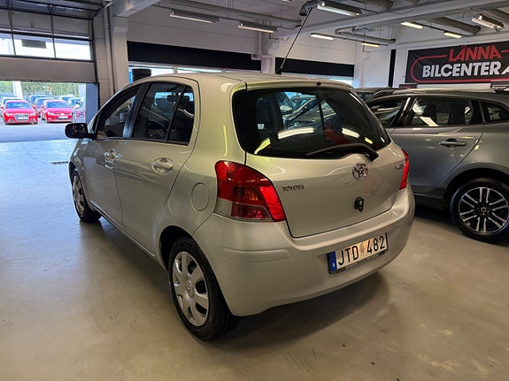 Toyota Yaris 7 of 24
