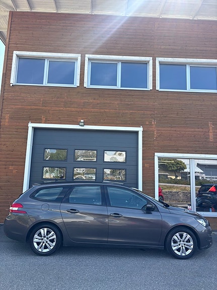 Peugeot 308 SW 2 of 8