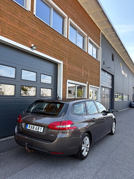 Peugeot 308 SW 3 of 8