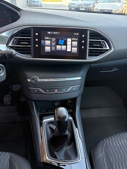 Peugeot 308 SW 7 of 8
