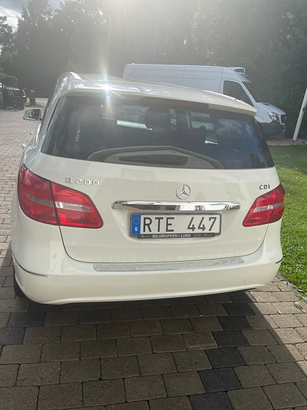 Mercedes-Benz B200 2 of 4