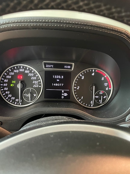 Mercedes-Benz B200 3 of 4