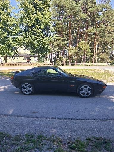 Porsche 928 2 of 6
