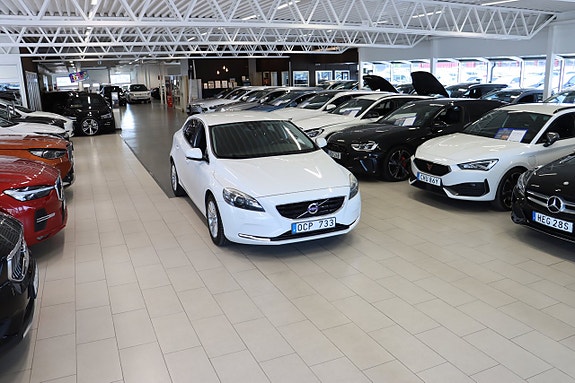 Volvo V40 2 of 27