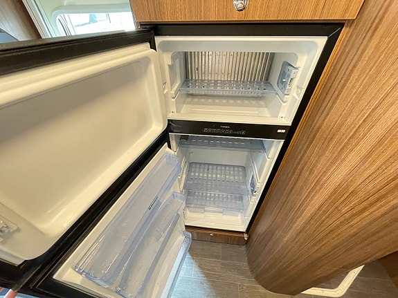 Eura Mobil Integra Line 695 QB / ALDE / Automat / Taksäng / Solcell / 16 of 23