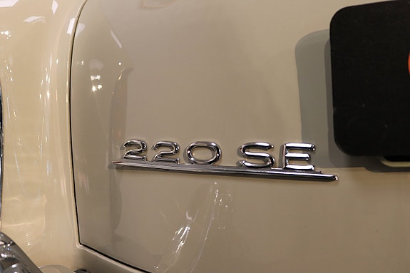 Mercedes-Benz W128 22 of 24