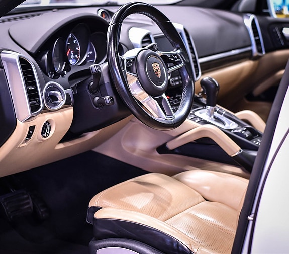 Porsche Cayenne 24 of 30
