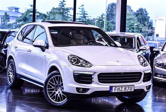 Porsche Cayenne 2 of 30