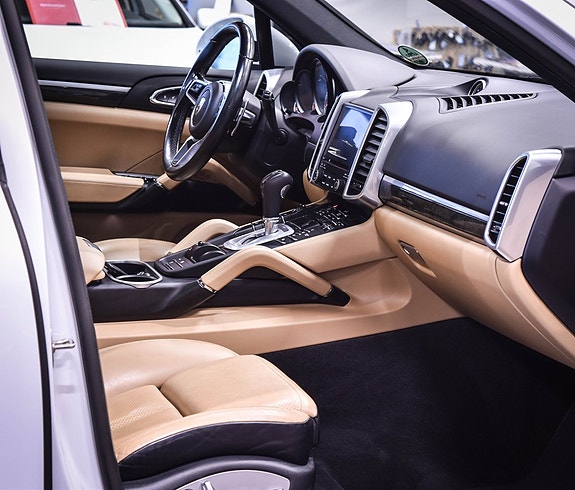 Porsche Cayenne 25 of 30