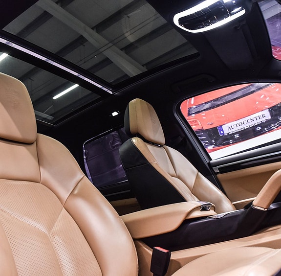 Porsche Cayenne 26 of 30