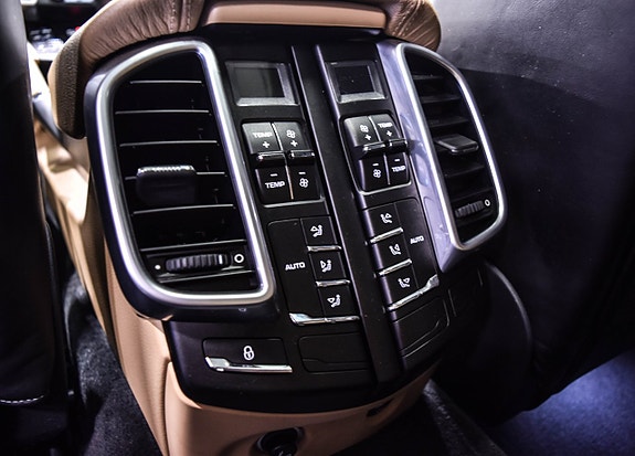 Porsche Cayenne 16 of 30