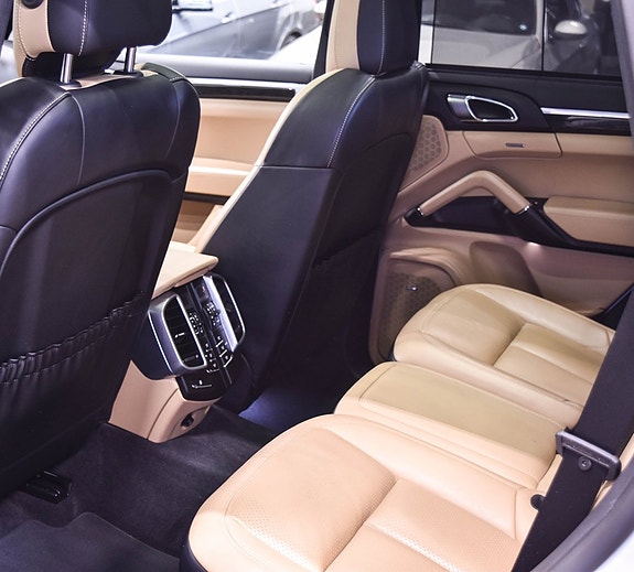 Porsche Cayenne 30 of 30