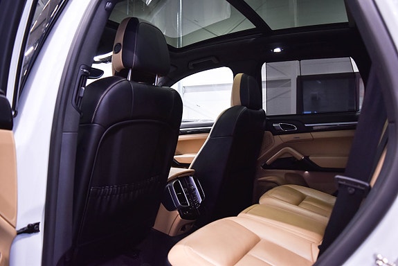 Porsche Cayenne 27 of 30