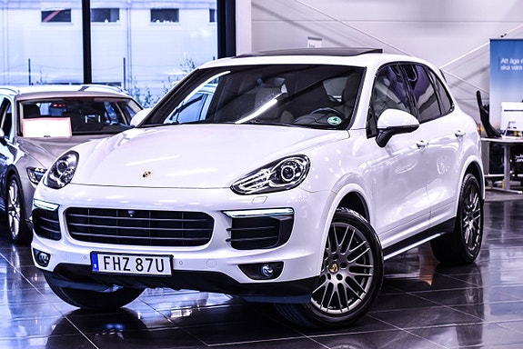 Porsche Cayenne 3 of 30
