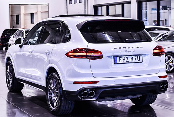 Porsche Cayenne 8 of 30