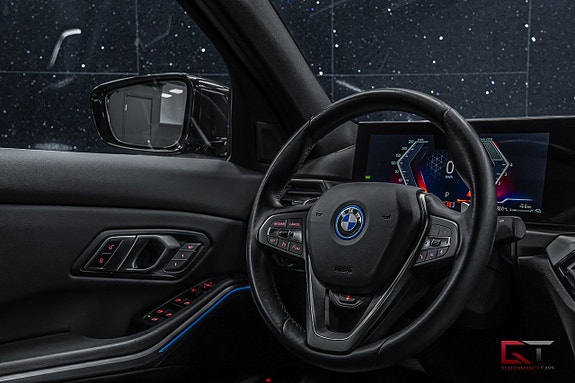 BMW 330e 19 of 20
