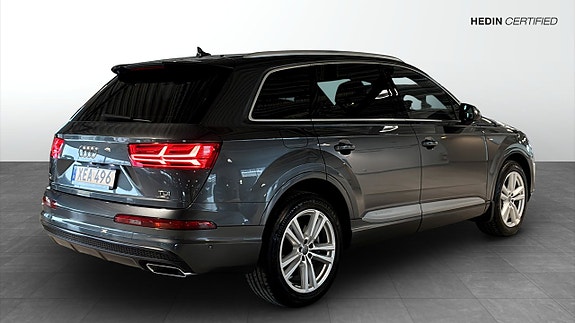 Audi Q7 2 of 12