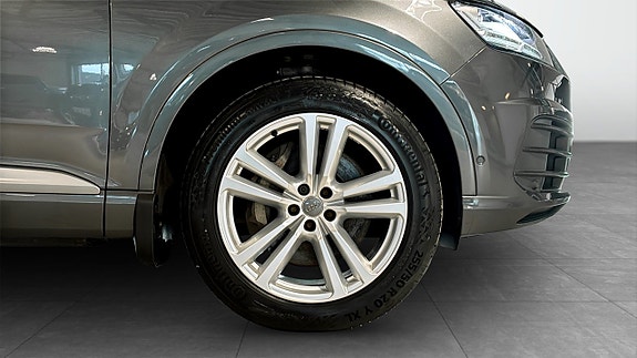 Audi Q7 9 of 12