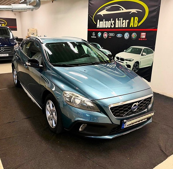 Volvo V40 Cross Country 2 of 17