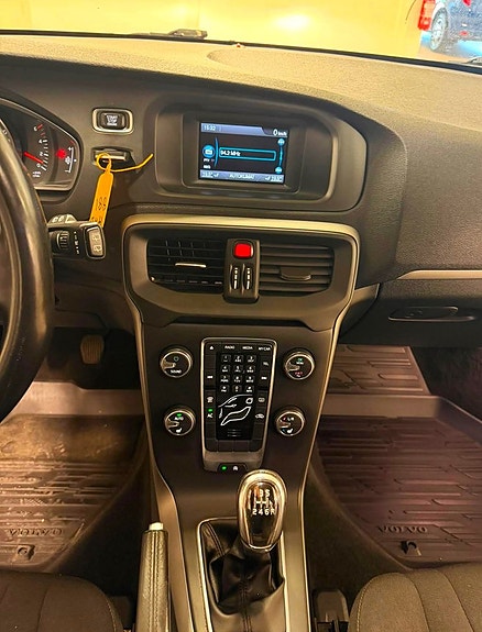 Volvo V40 Cross Country 13 of 17