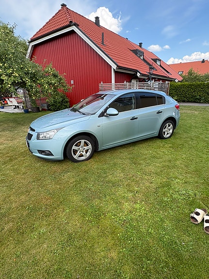Chevrolet Cruze 2 of 9