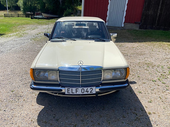Mercedes-Benz 200 4 of 6