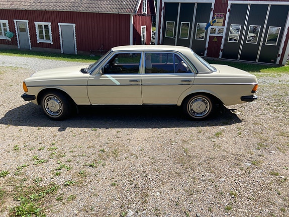 Mercedes-Benz 200 2 of 6