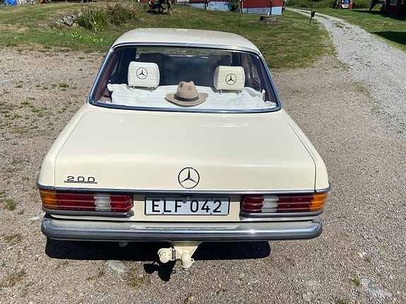 Mercedes-Benz 200 3 of 6