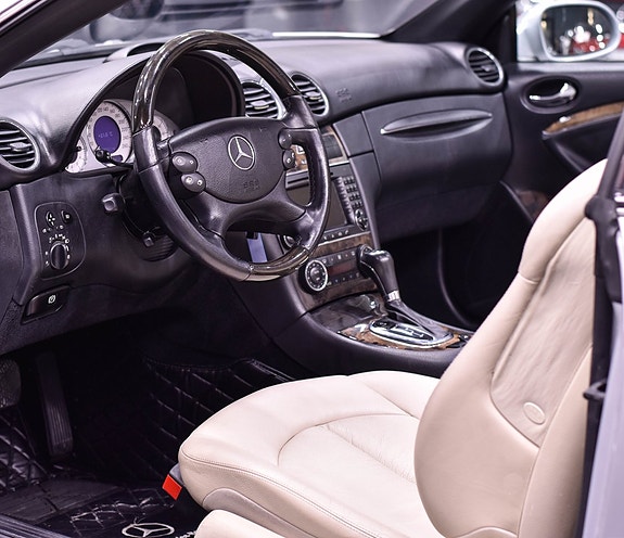 Mercedes-Benz CLK350 10 of 17