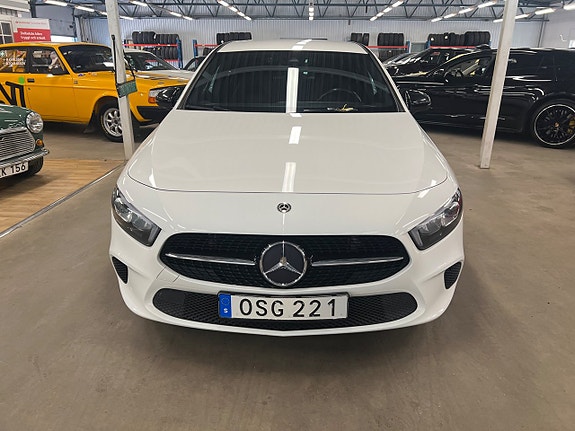 Mercedes-Benz A180 2 of 11