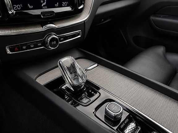 Volvo XC60 12 of 16