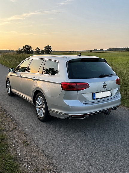 Volkswagen Passat 2 of 9