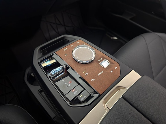 BMW iX 28 of 30