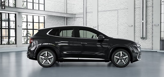 Mercedes-Benz GLA250 2 of 5