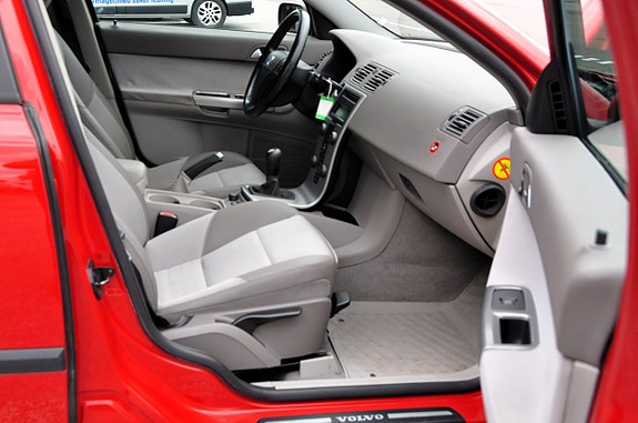 Volvo S40 8 of 9