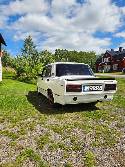 Lada 2105 2 of 5