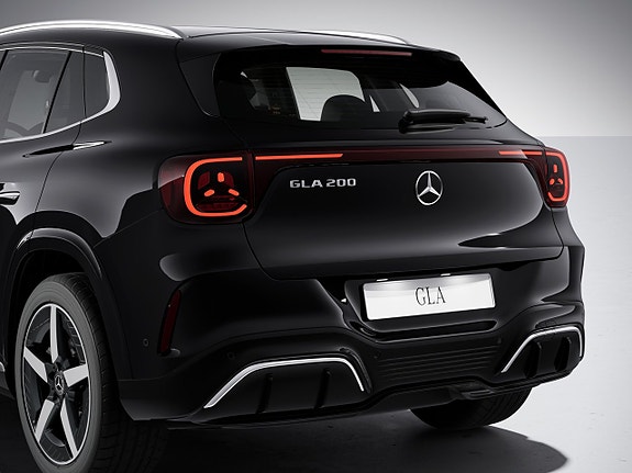 Mercedes-Benz GLA250 4 of 8