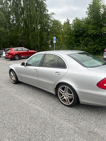 Mercedes-Benz E270 2 of 10