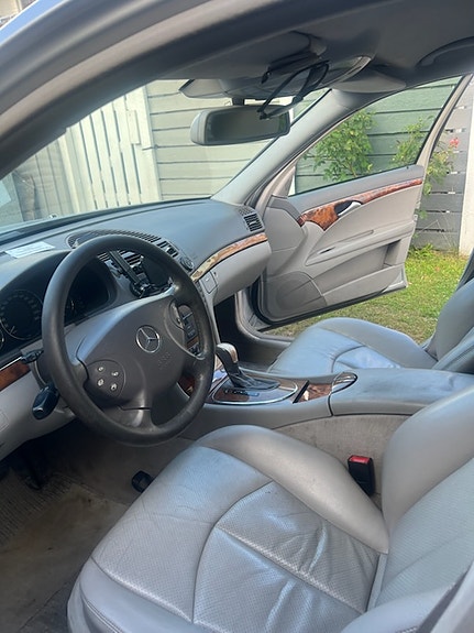 Mercedes-Benz E270 4 of 10