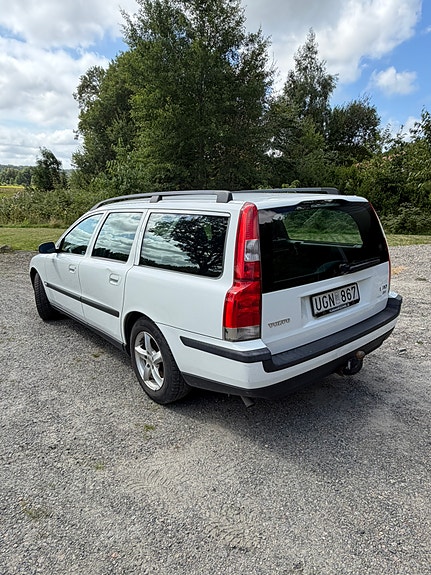 Volvo V70 2 of 17