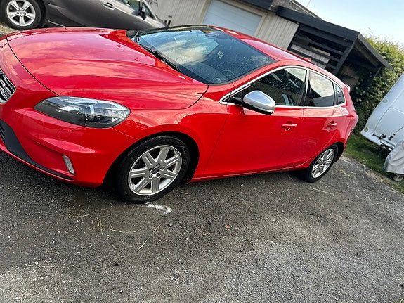 Volvo V40 2 of 7