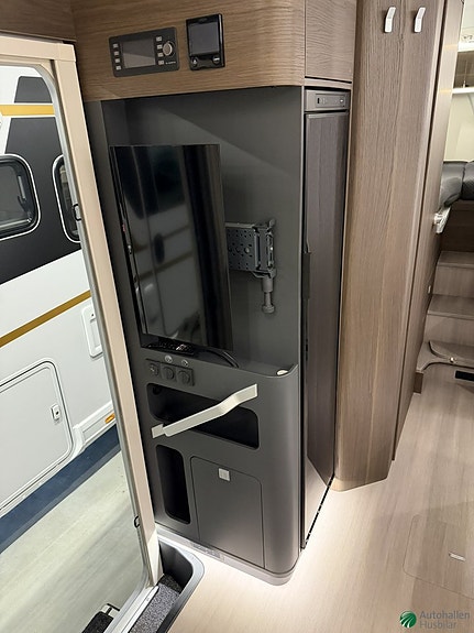 Adria Coral 670SL 10 of 14
