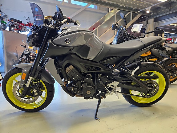 Yamaha MT-09 3 of 3