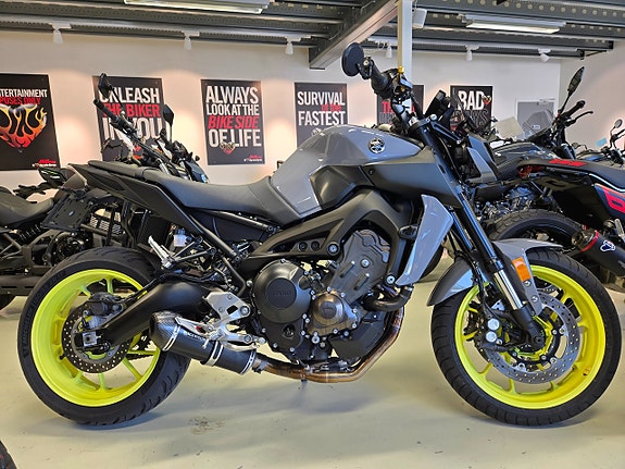 Yamaha MT-09 2 of 3