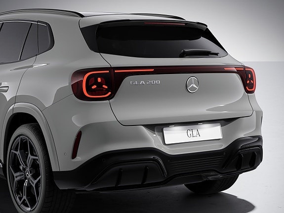 Mercedes-Benz GLA35 4 of 8