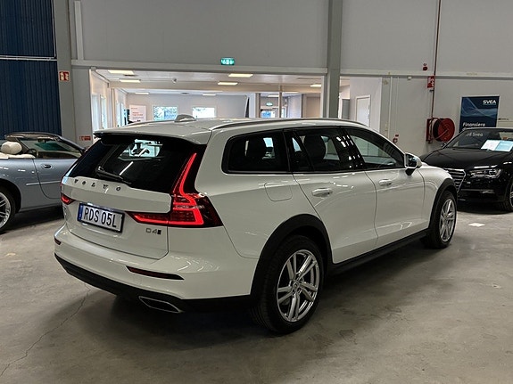 Volvo V60 Cross Country 3 of 18