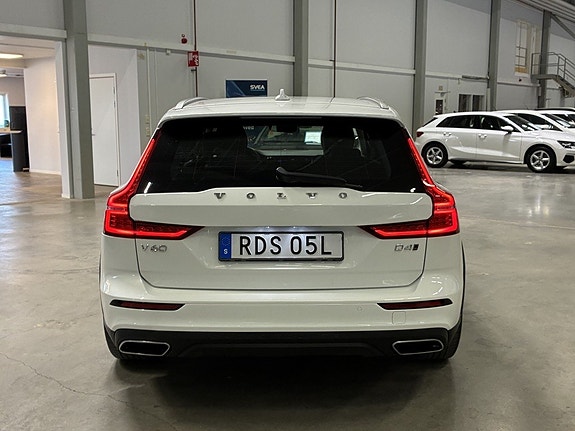 Volvo V60 Cross Country 4 of 18