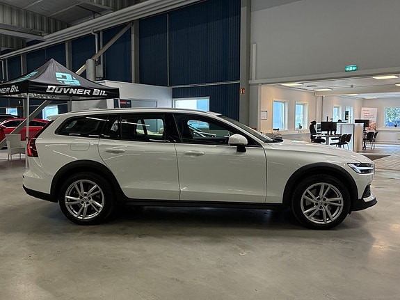 Volvo V60 Cross Country 2 of 18